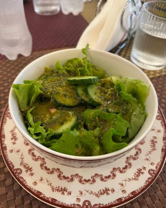 Sallatë verore me tranguj dhe salcë barishtesh — fresh summer salad with cucumber and herb dressing